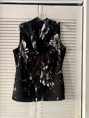 Ann Taylor Sleeveless Black & White Floral Shell Top